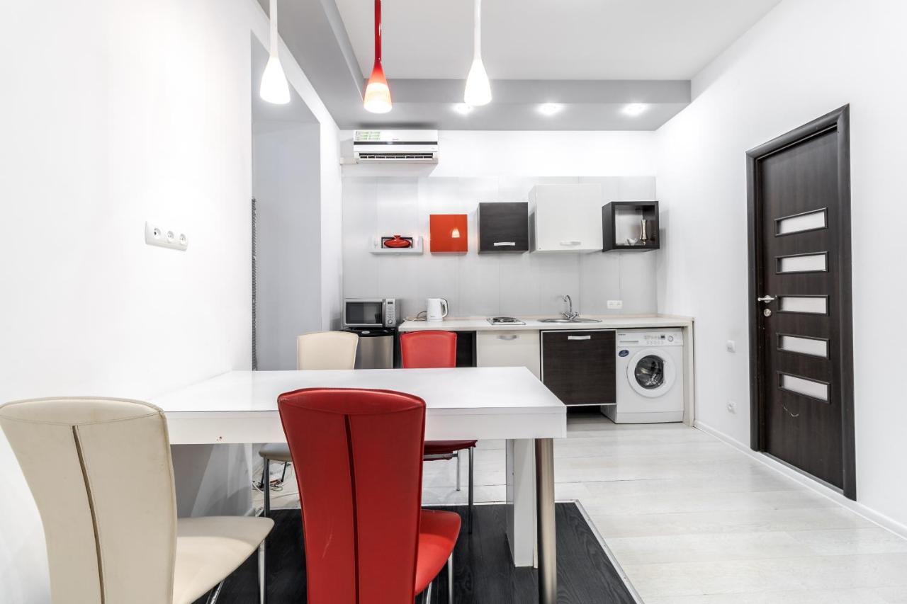 לבוב Black And Red Squares Apartment מראה חיצוני תמונה