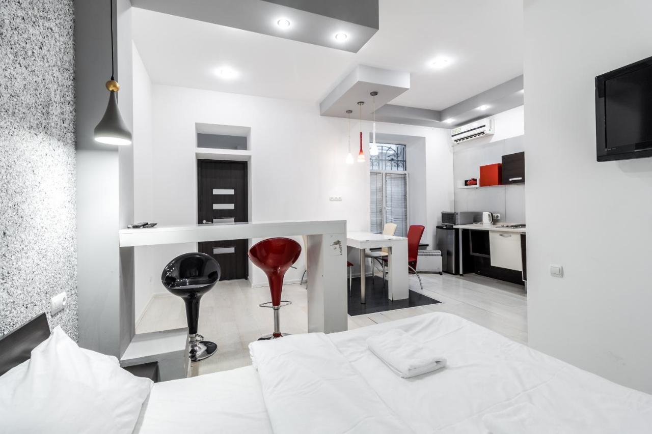 לבוב Black And Red Squares Apartment מראה חיצוני תמונה